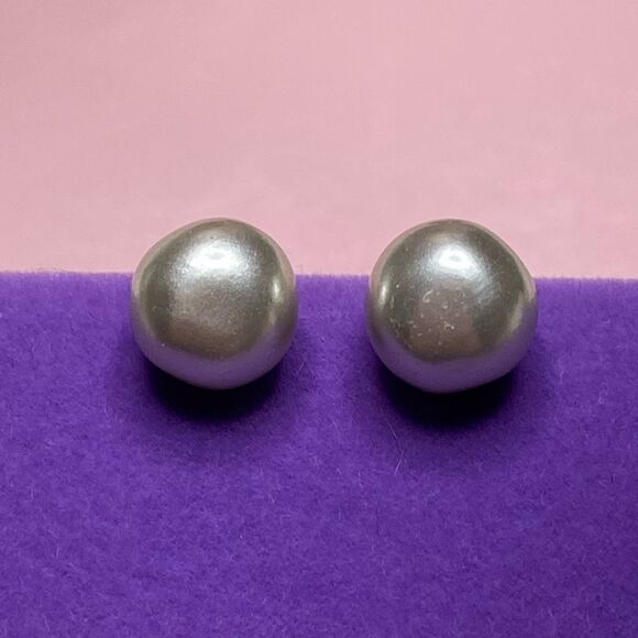 💛 Classic Avon Faux Grey Pearl Earrings - Picture 1 of 4